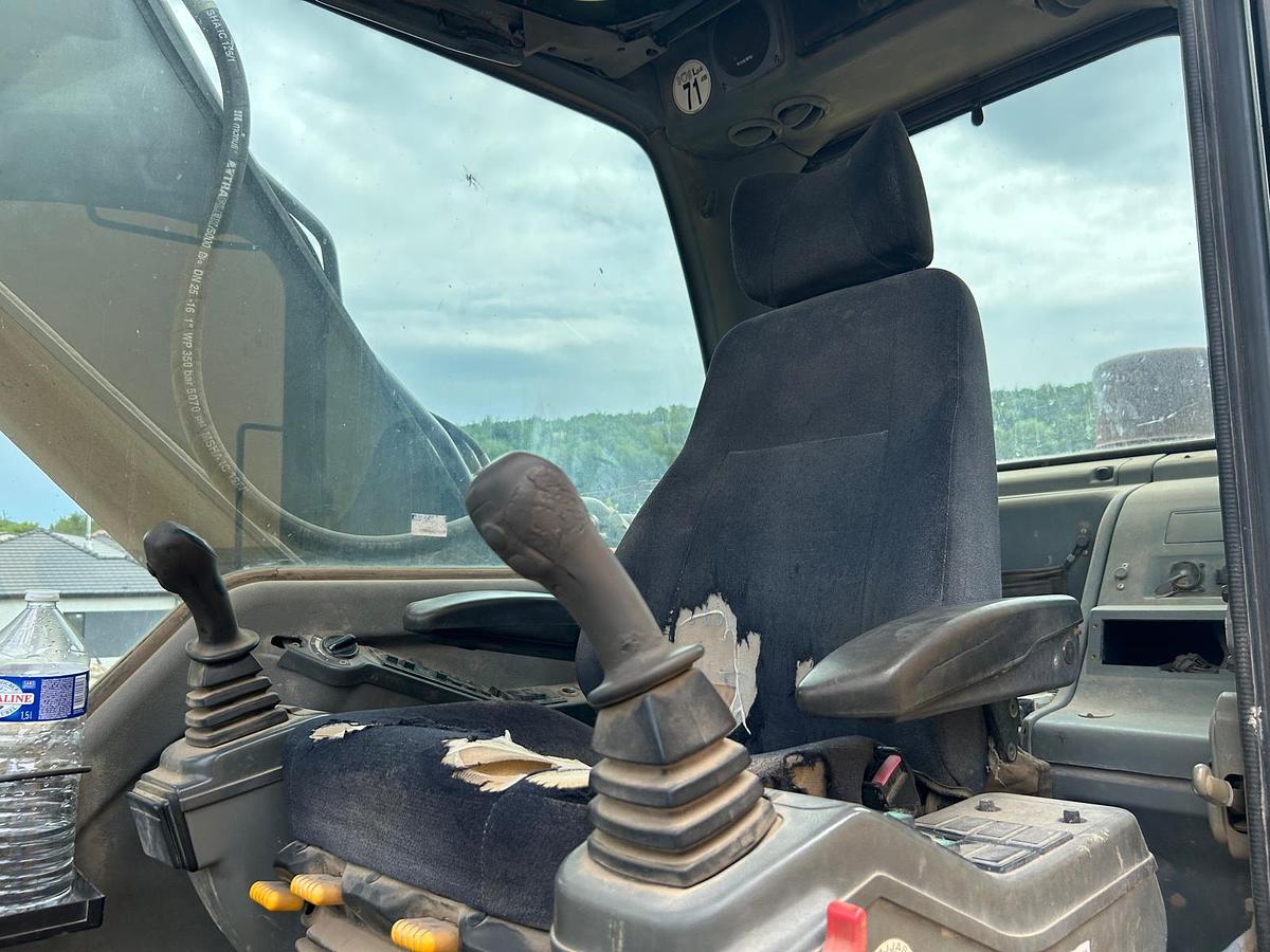 Used 2006 Komatsu ec240B NLC