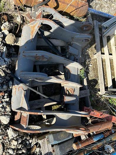 D'occasion Attache rapide hydraulique d'occasion pour chargeuse sur pneus Volvo L120E. Convient aux modèles Volvo L90C, D, E et F, ainsi qu'aux modèles L120C, D, E, F et H.