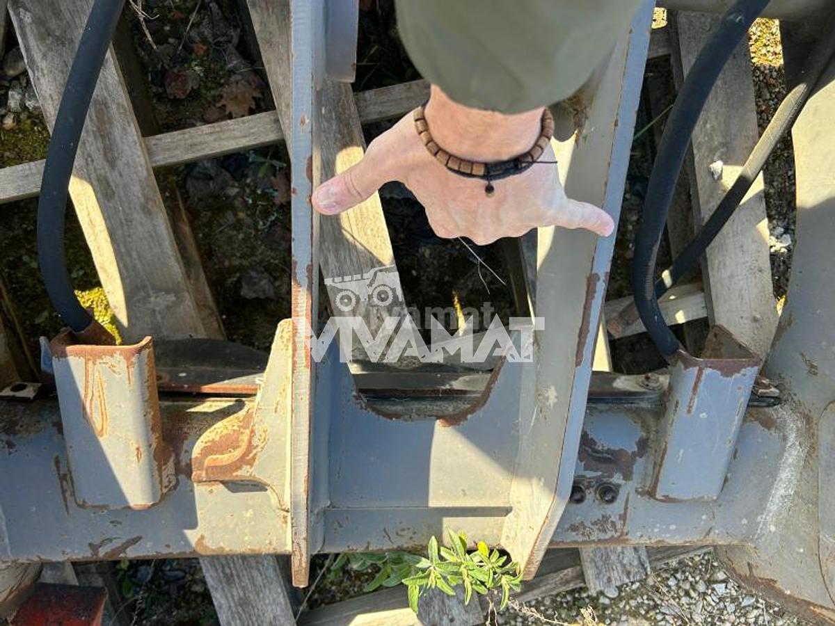 D'occasion Attache rapide hydraulique d'occasion pour chargeuse sur pneus Volvo L120E. Convient aux modèles Volvo L90C, D, E et F, ainsi qu'aux modèles L120C, D, E, F et H.