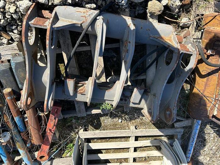 D'occasion Attache rapide hydraulique d'occasion pour chargeuse sur pneus Volvo L120E. Convient aux modèles Volvo L90C, D, E et F, ainsi qu'aux modèles L120C, D, E, F et H.