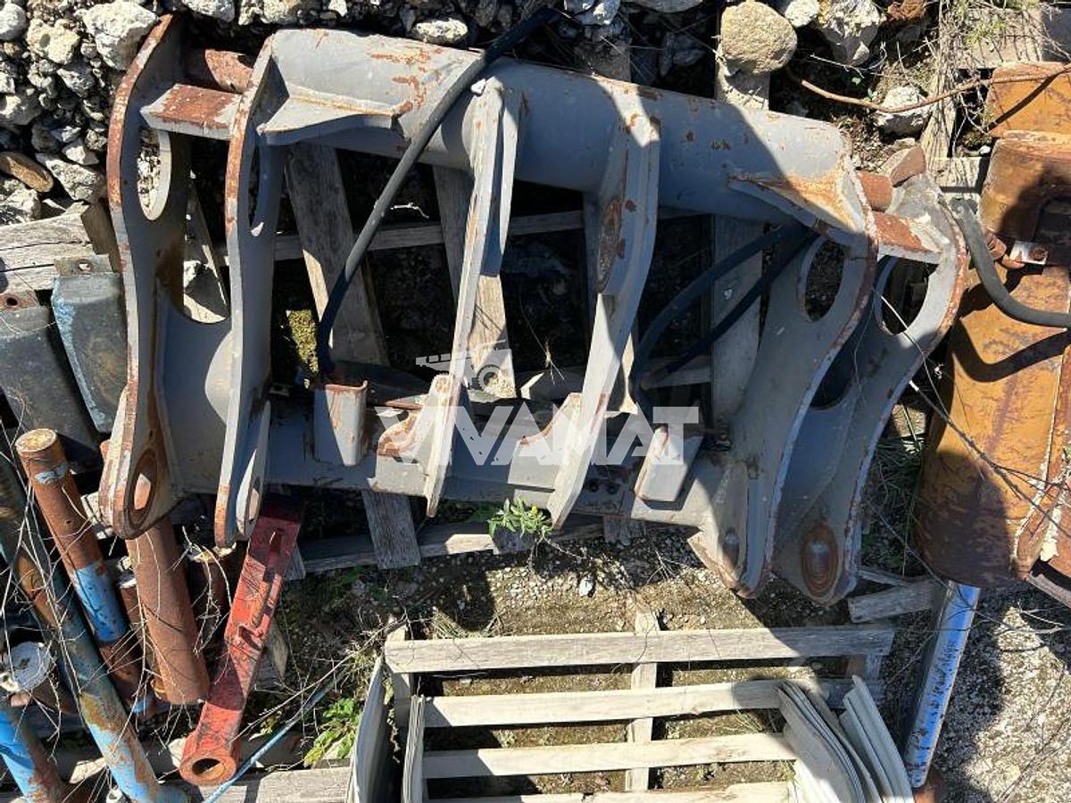 D'occasion Attache rapide hydraulique d'occasion pour chargeuse sur pneus Volvo L120E. Convient aux modèles Volvo L90C, D, E et F, ainsi qu'aux modèles L120C, D, E, F et H.