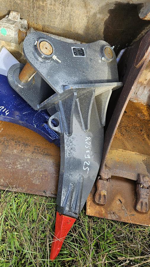 D'occasion Nombreuses Dents de DEROCTAGE et DESSOUCHAGE Mecalac 12MXT/ Cat 320/ Axe 60mm neuf et occasion