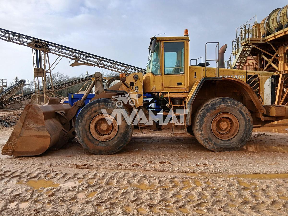 D'occasion Chargeuse sur pneus VOLVO L150E 2003