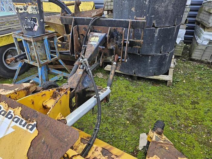 D'occasion Balayeuse RABAUD 72009D Année 2006 largeur 250cm anciennement sur CAT442