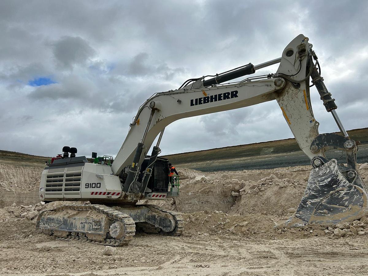 Used Liebherr R9100