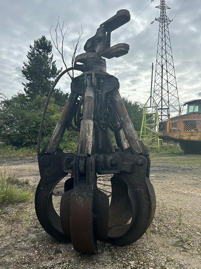 D'occasion Grappin LIEBHERR à 4 griffes demi-fermées de capacité 0.60m3