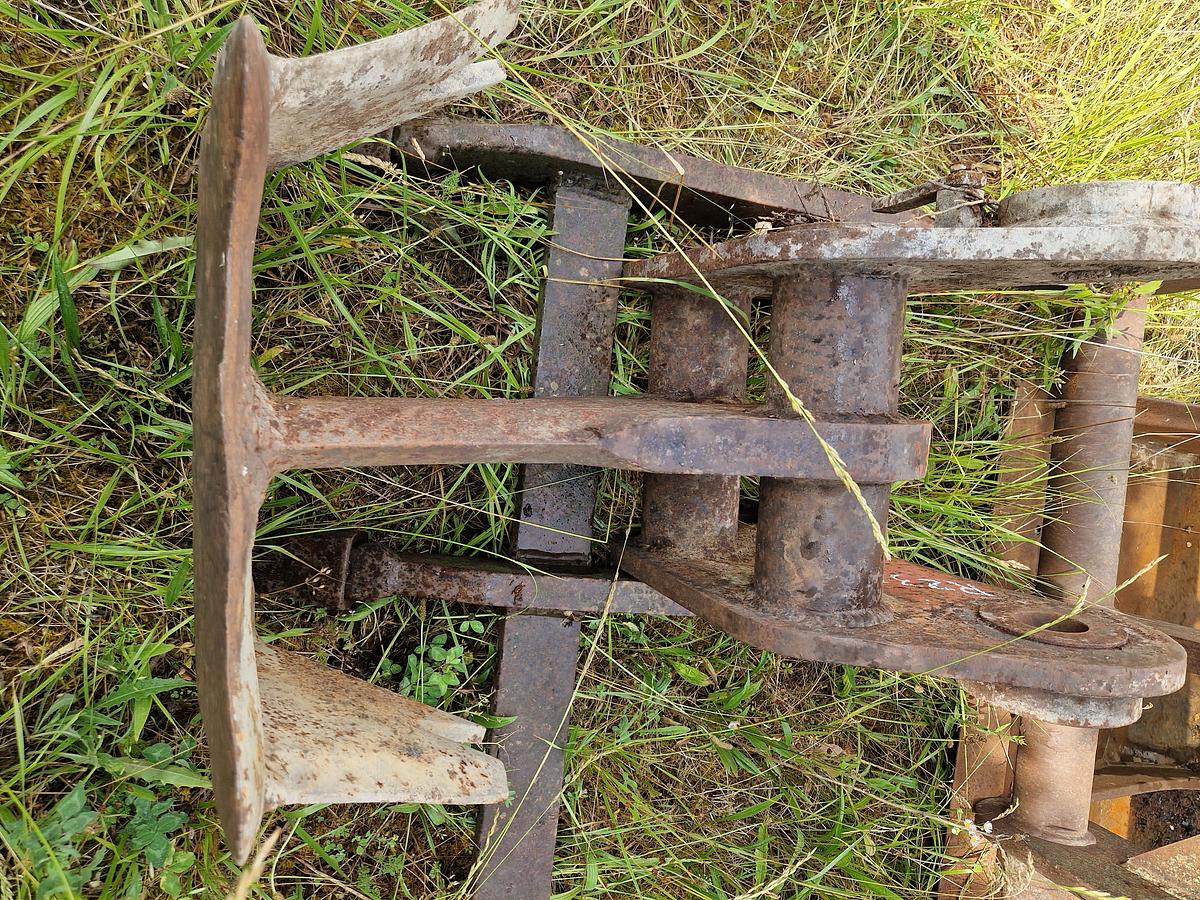 D'occasion Nombreuses Dents de DEROCTAGE et DESSOUCHAGE Mecalac 12MXT/ Cat 320/ Axe 60mm neuf et occasion