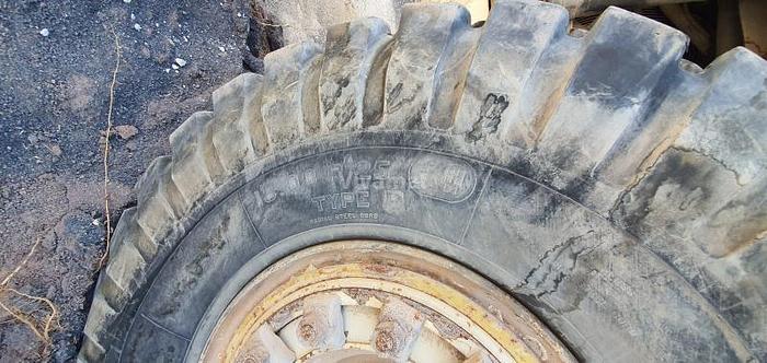 D'occasion 2 jantes TEREX 35 12 trous avec pneus BARKLEY 18.00R25