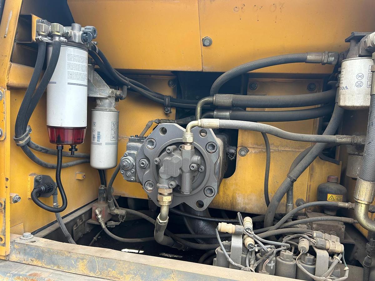 Used 2006 Komatsu ec240B NLC