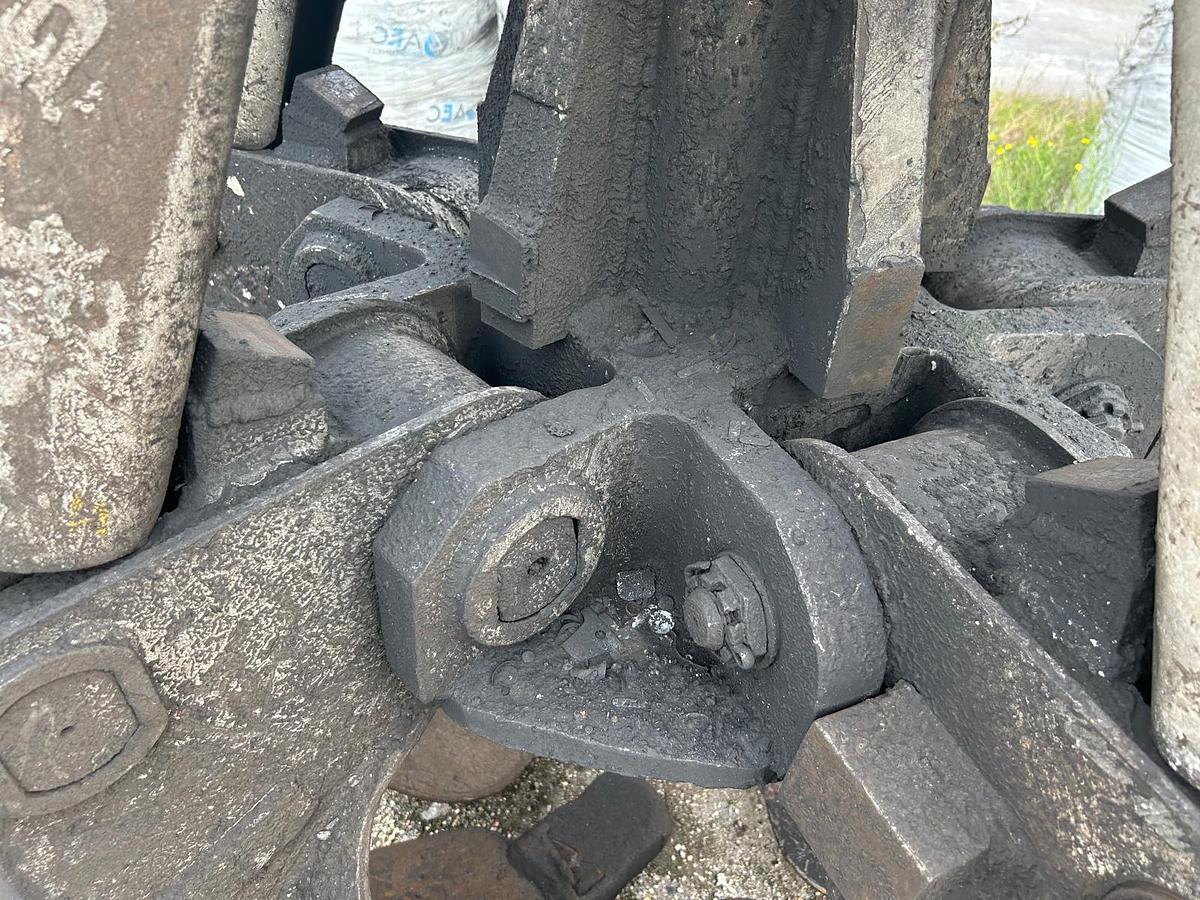 D'occasion Grappin LIEBHERR à 4 griffes demi-fermées de capacité 0.60m3