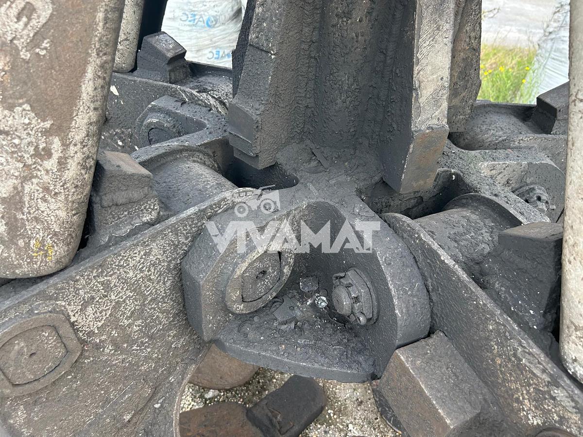 D'occasion Grappin LIEBHERR à 4 griffes demi-fermées de capacité 0.60m3