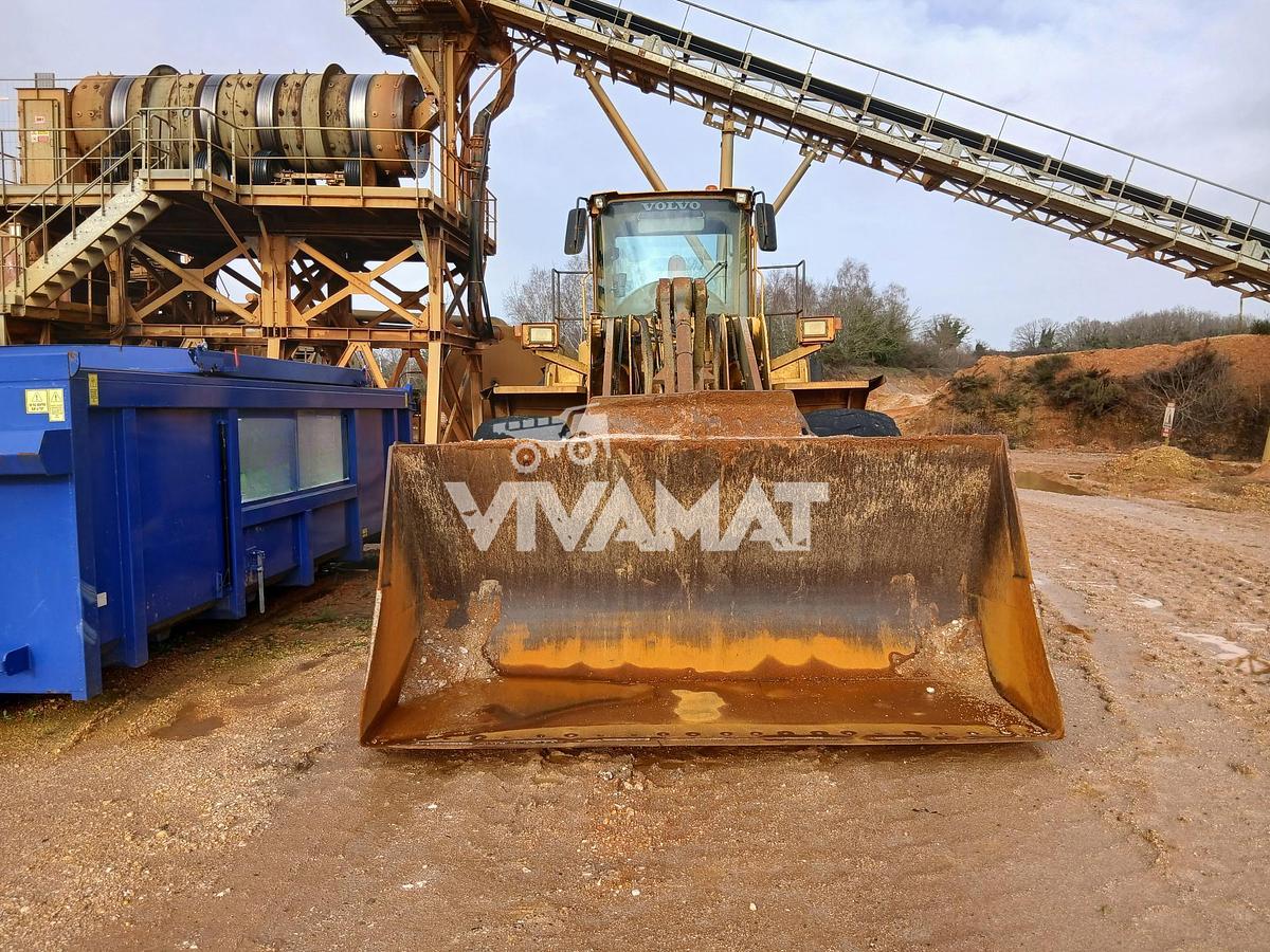 D'occasion Chargeuse sur pneus VOLVO L150E 2003