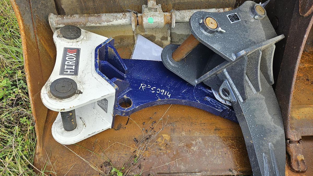 D'occasion Nombreuses Dents de DEROCTAGE et DESSOUCHAGE Mecalac 12MXT/ Cat 320/ Axe 60mm neuf et occasion