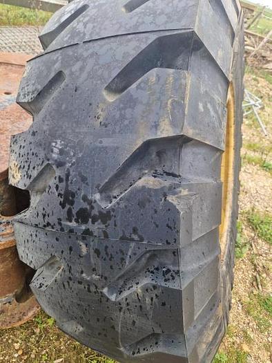 Pneu neuf  MICHELIN 17,5 R 25 Xmine D2 sur jante 8 trous