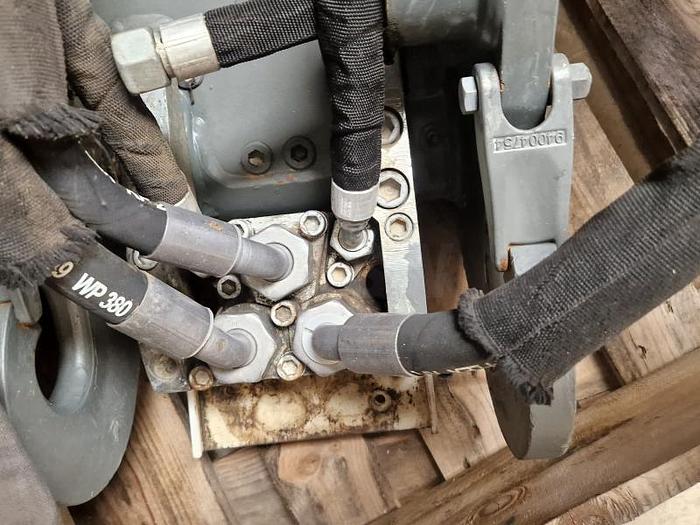 D'occasion Attache rapide hydraulique + système accouplement hydraulique automatique Liebherr SW A 33 LIKUFIX