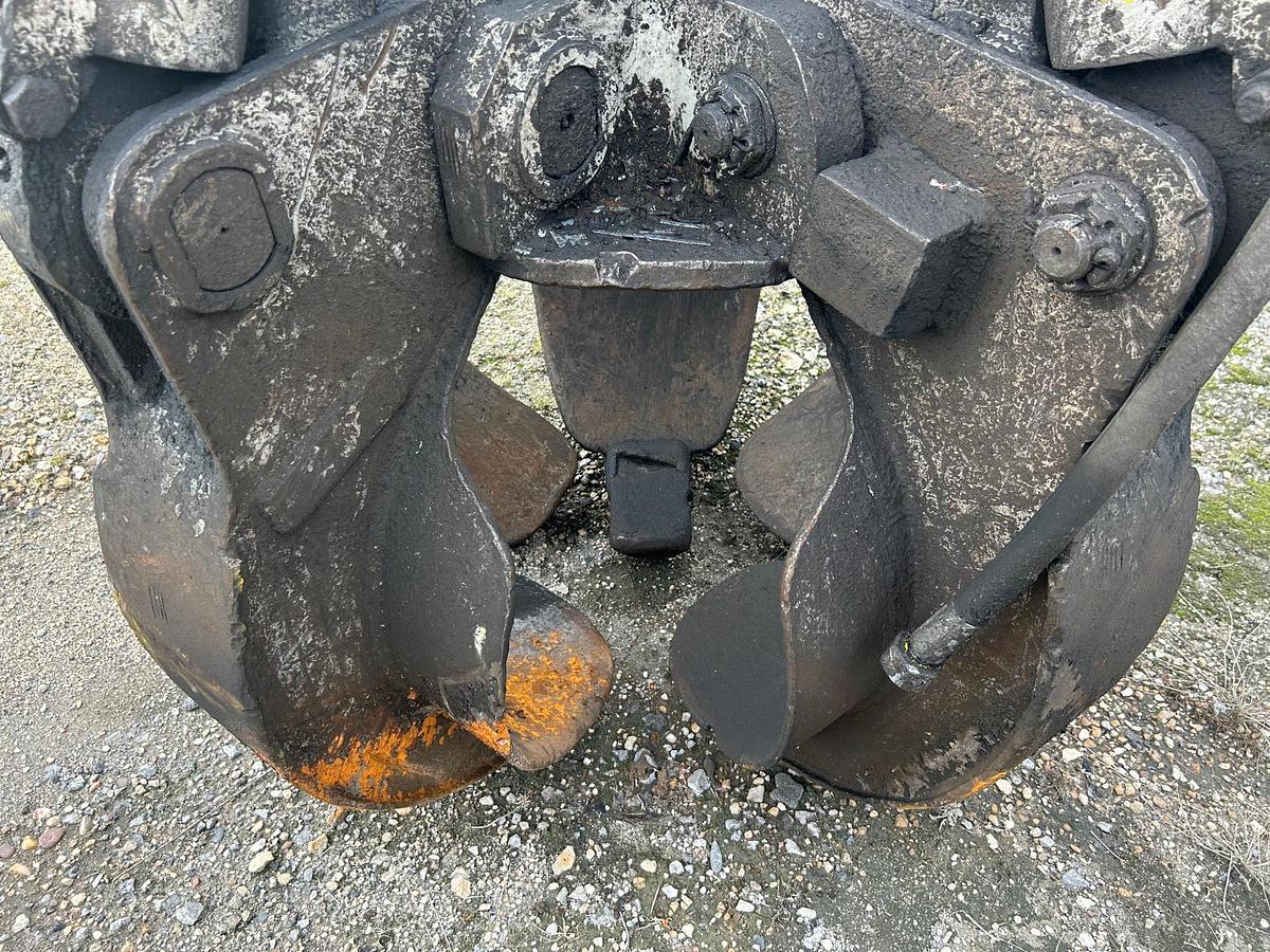 D'occasion Grappin LIEBHERR à 4 griffes demi-fermées de capacité 0.60m3