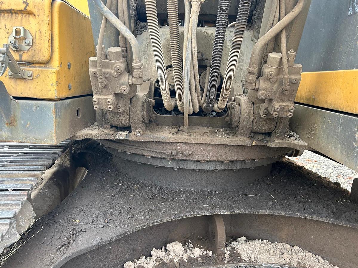 Used 2006 Komatsu ec240B NLC