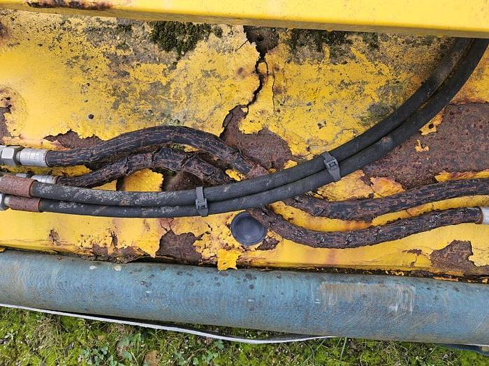 D'occasion Balayeuse RABAUD 72009D Année 2006 largeur 250cm anciennement sur CAT442