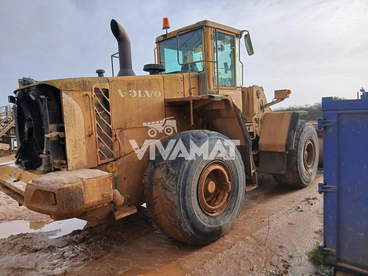 D'occasion Chargeuse sur pneus VOLVO L150E 2003