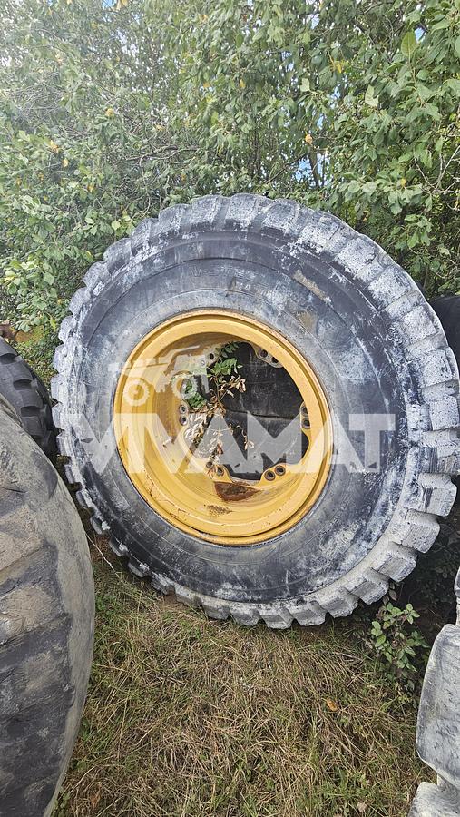 D'occasion 3 jantes CAT 769C avec pneus MICHELIN 18.00R33