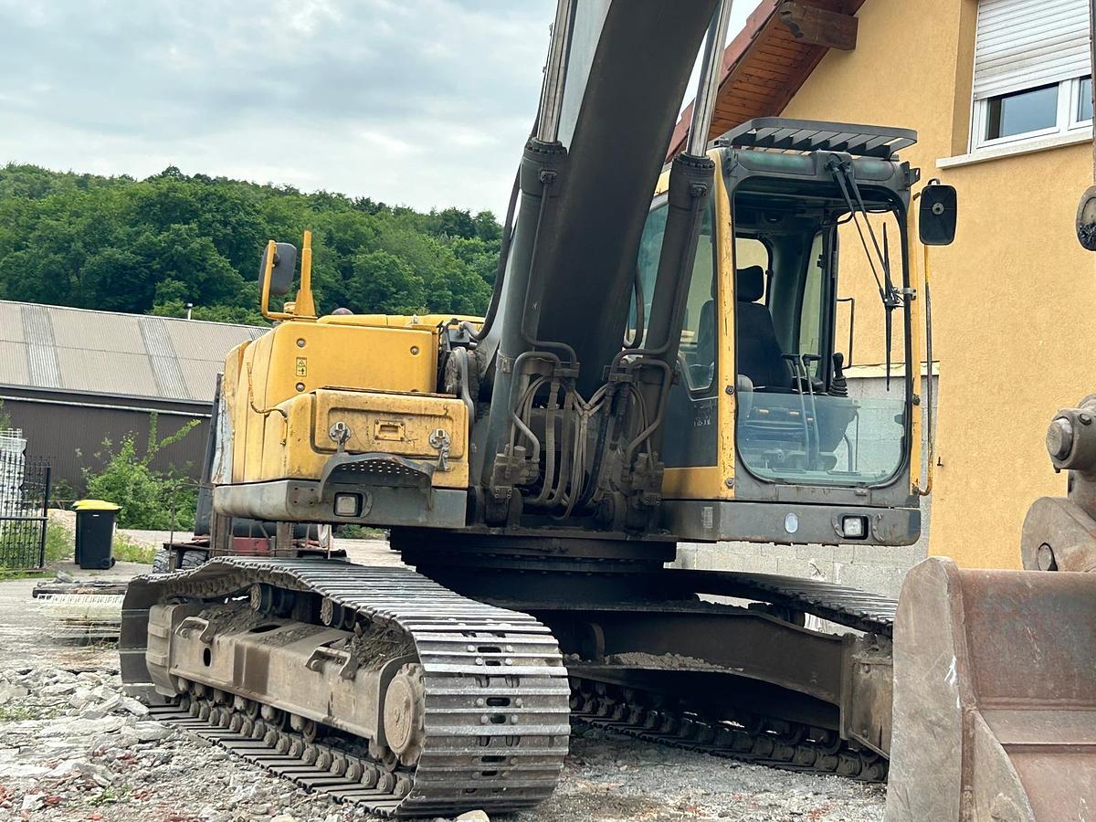 Used 2006 Komatsu ec240B NLC