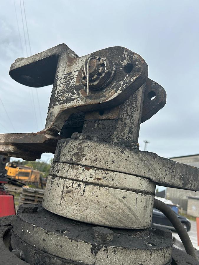 D'occasion Grappin LIEBHERR à 4 griffes demi-fermées de capacité 0.60m3