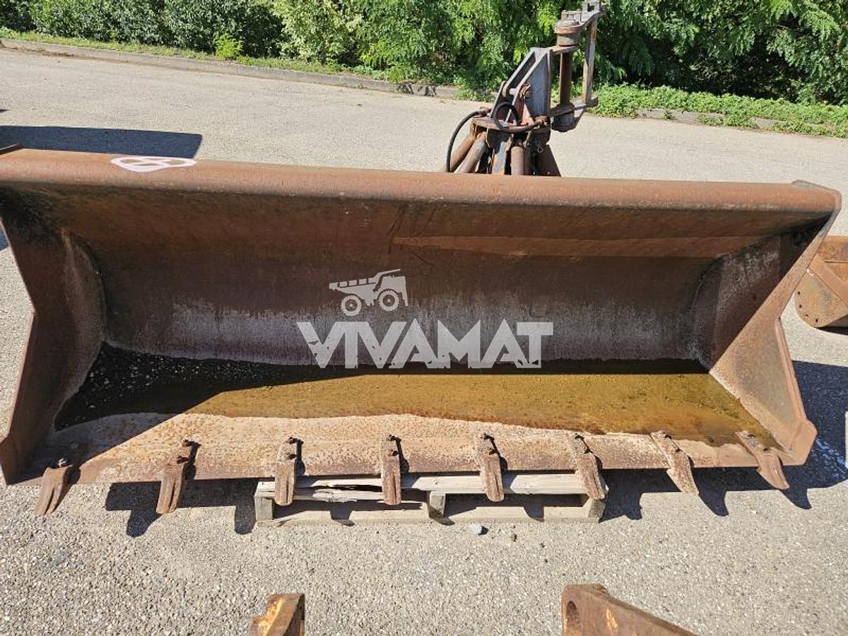 D'occasion Godet de chargeur sur tractopelle CAT 428d montage classique largeur 235cm