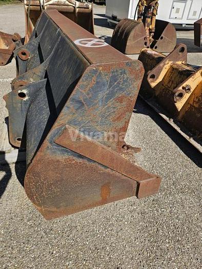 D'occasion Godet de chargeur sur tractopelle CAT 428d montage classique largeur 235cm