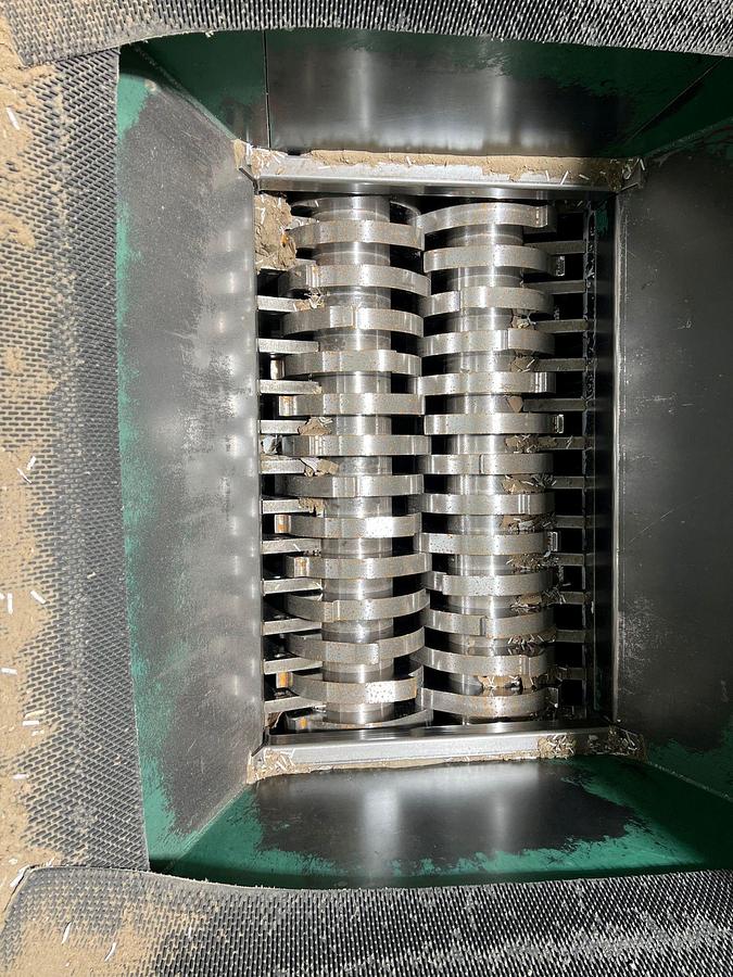 Used SSI Dual Shaft Shredder with Conveyors