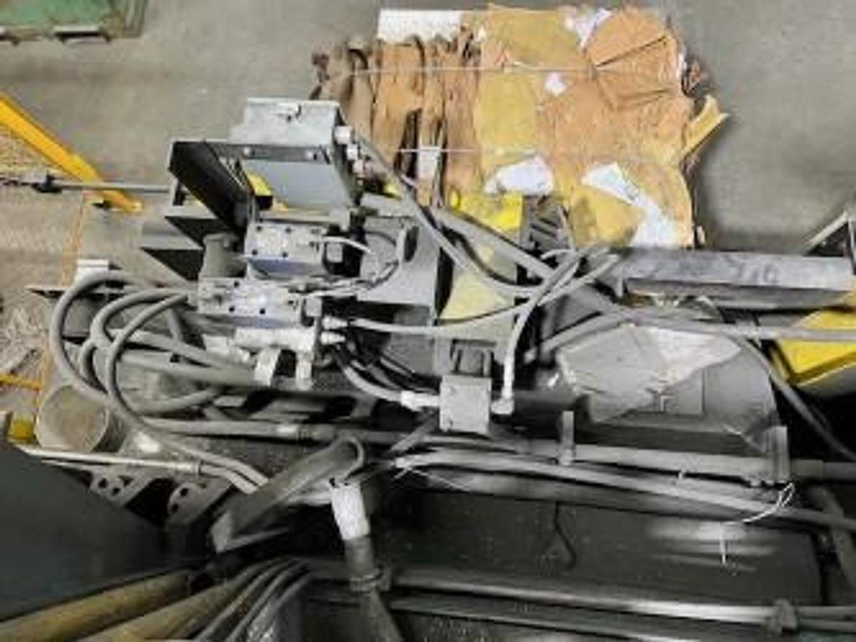 Used HARRIS TWO RAM BALER