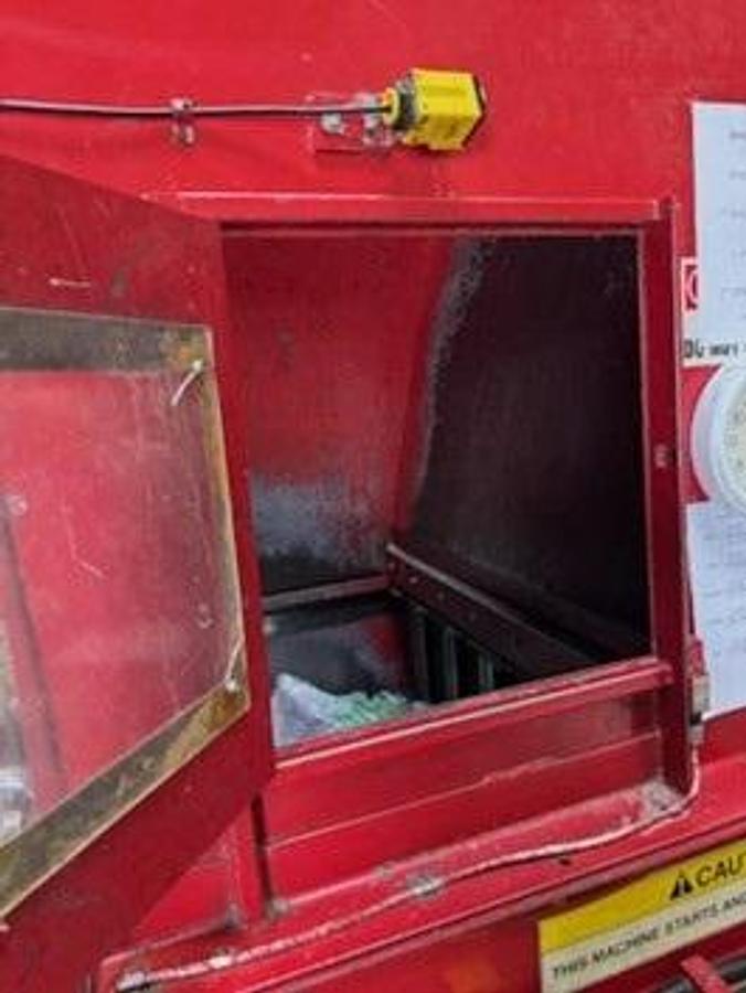 Used Max-Pak Full Pen Closed Door With Conveyor