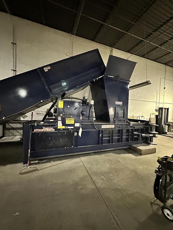 Used Max-Pak Full Pen Closed Door Baler with Conveyor