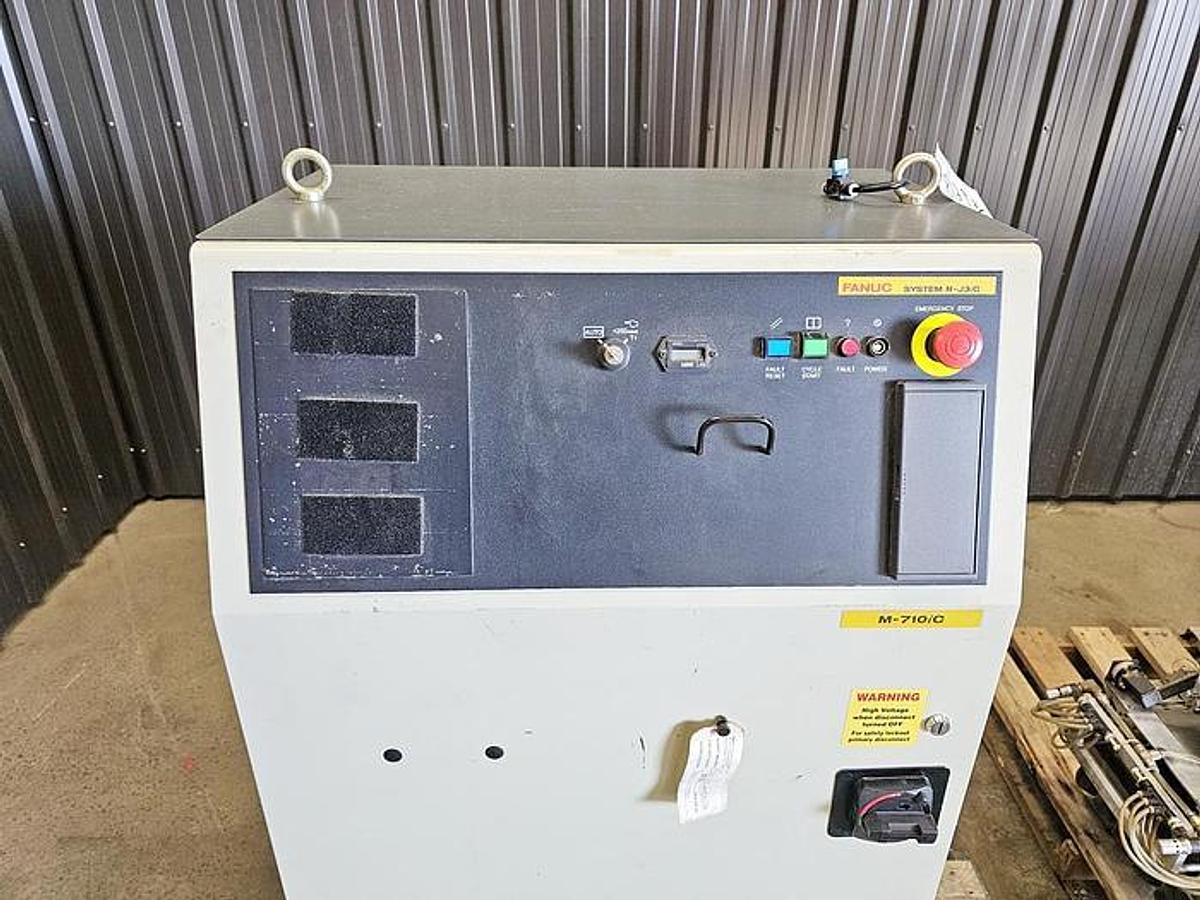 Used FANUC ROBOT PALLETIZING SYSTEM