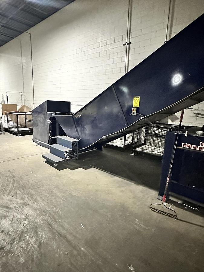 Used Max-Pak Full Pen Closed Door Baler with Conveyor