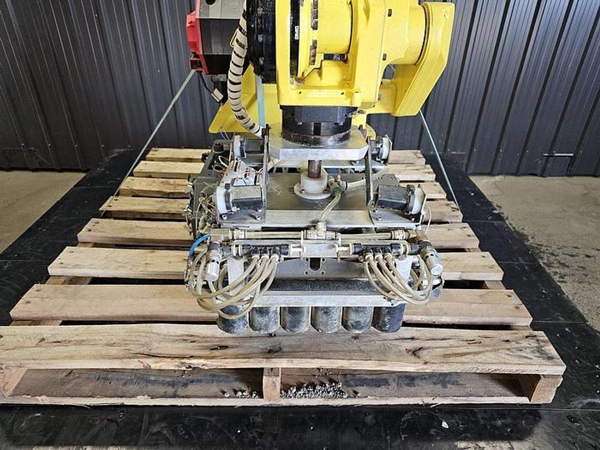 Used FANUC ROBOT PALLETIZING SYSTEM