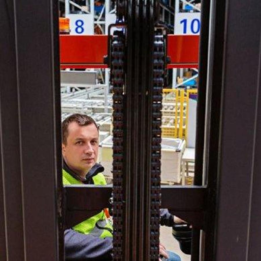 AC powered narrow aisle reach stacker - High reach - High efficiency.