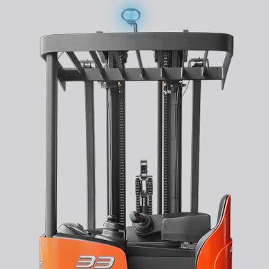 Lithium stand-up counterbalance forklift - High maneuverability - High productivity.
