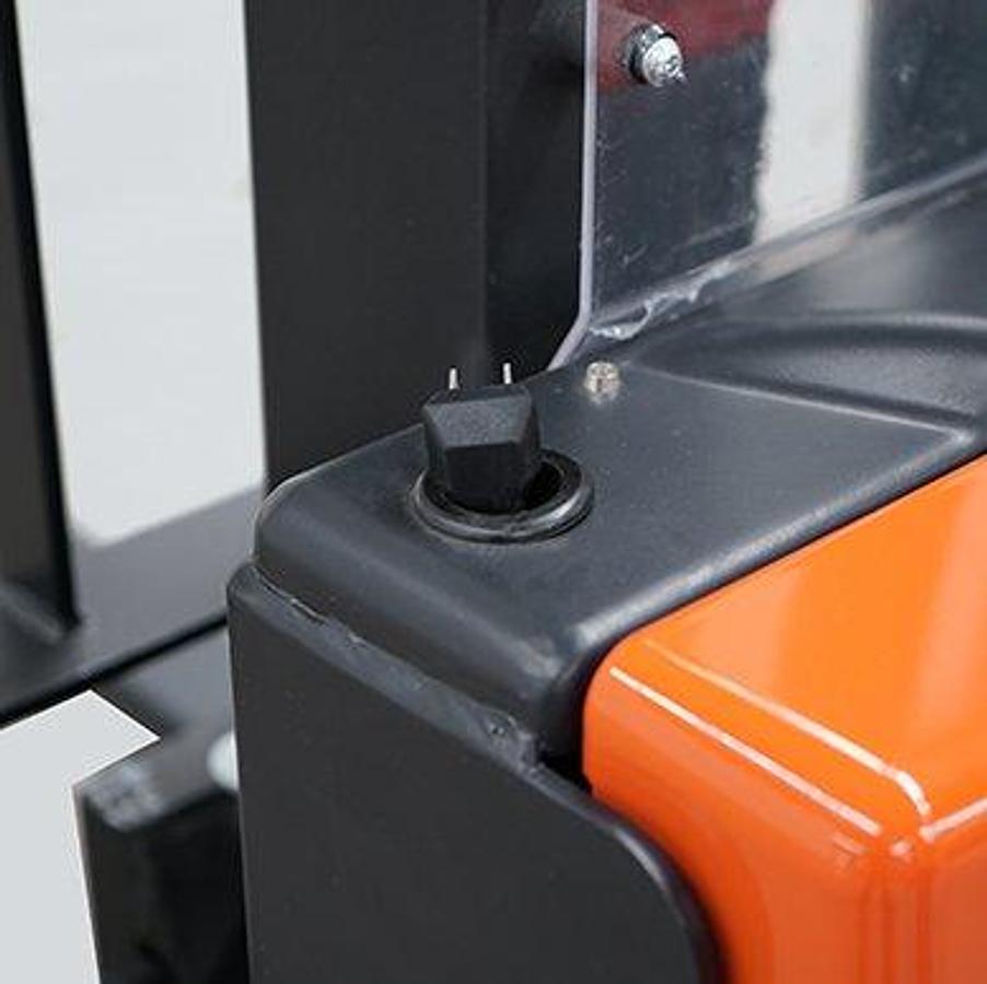 Monomast electric stacker - Light-duty - Low cost operation.