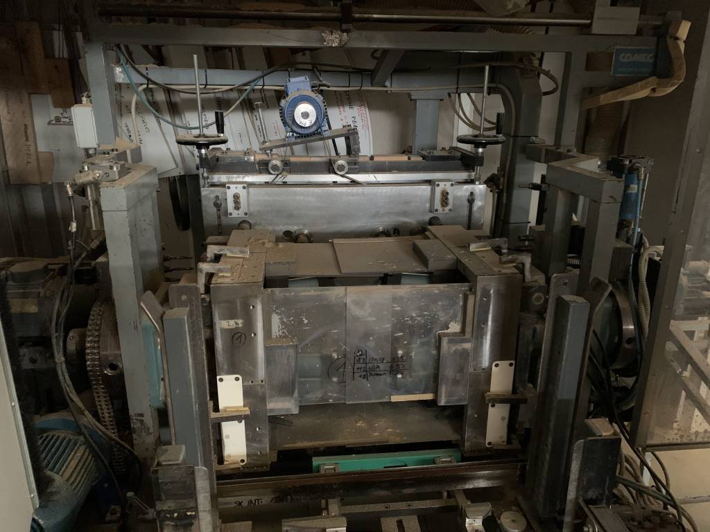 Ricondizionato Mortasatrice automatica Comec, con caricatore, per elementi di lettini per bambini