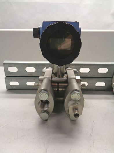 Used OMEGA PX76 0-06WCD1 DIFFERENTIAL PRESSURE TRANSMITTER Lot of 2 W/Mount