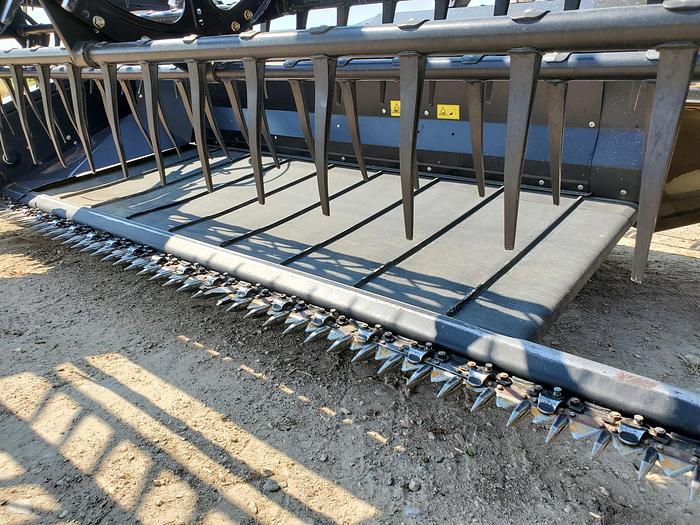 Used 2014 Macdon D65-D Draper Header ** Great for Beans **