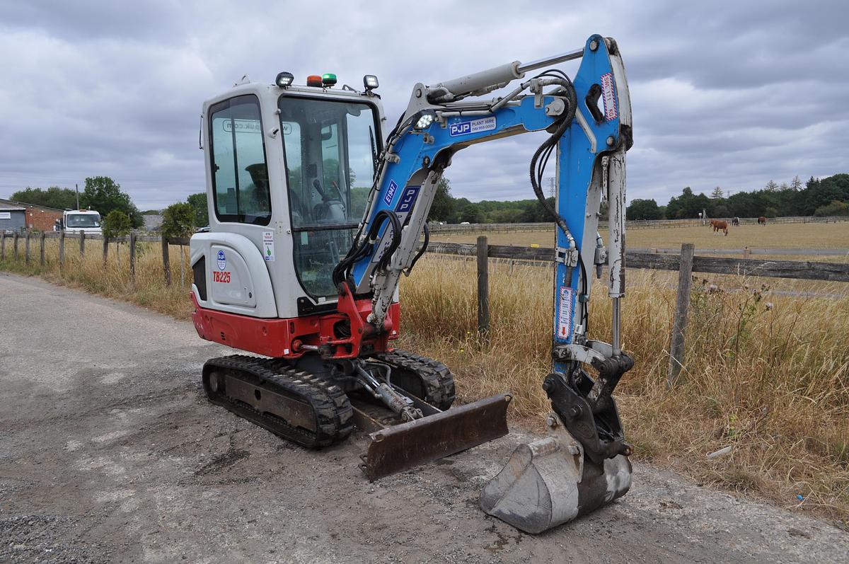 Used 2019 TAKEUCHI TB225