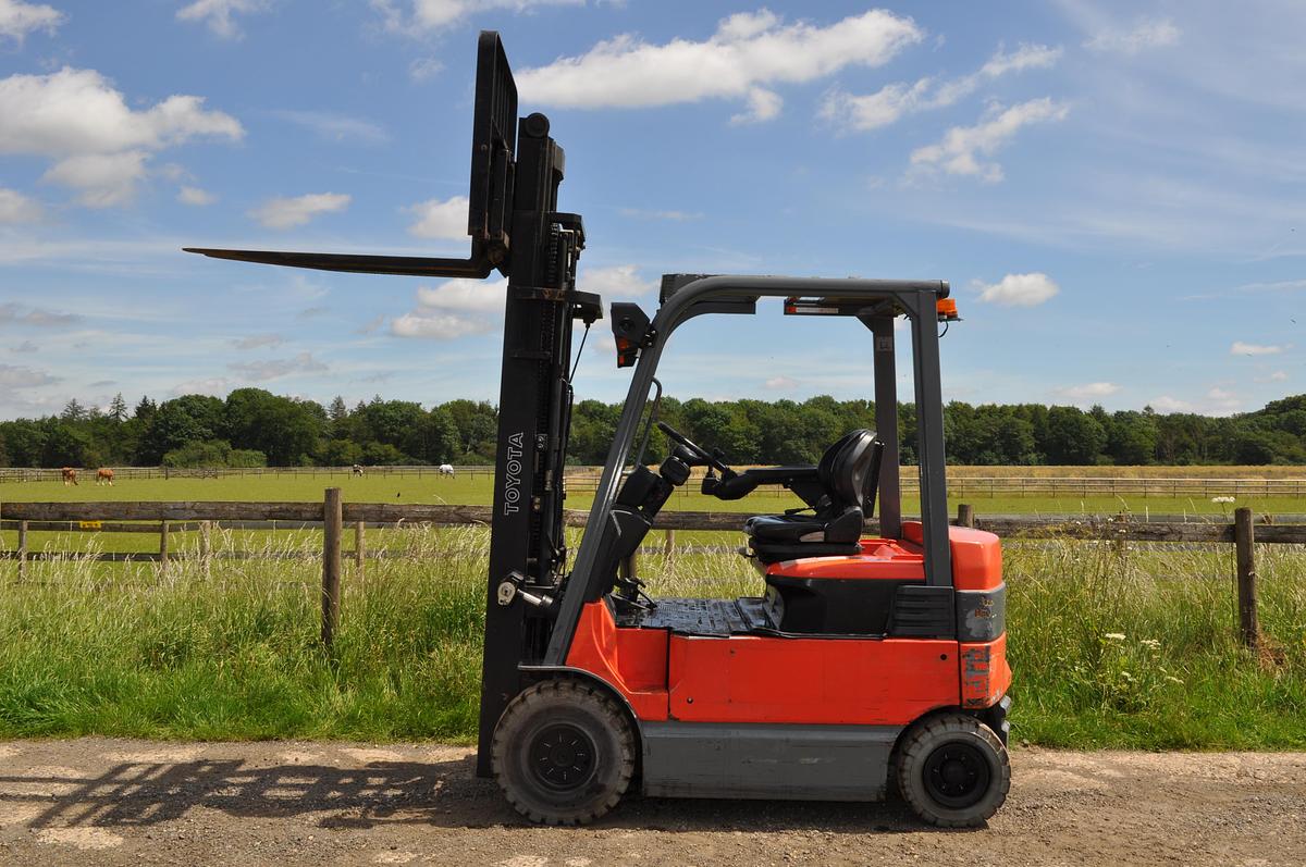 Used 2010 TOYOTA 7 FBMF 25