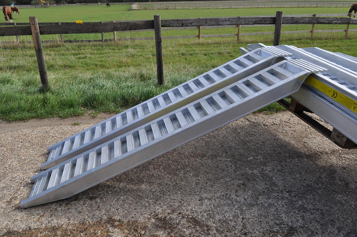 ALUMINIUM RAMP 6T/PAIR 2.4M FLAT END