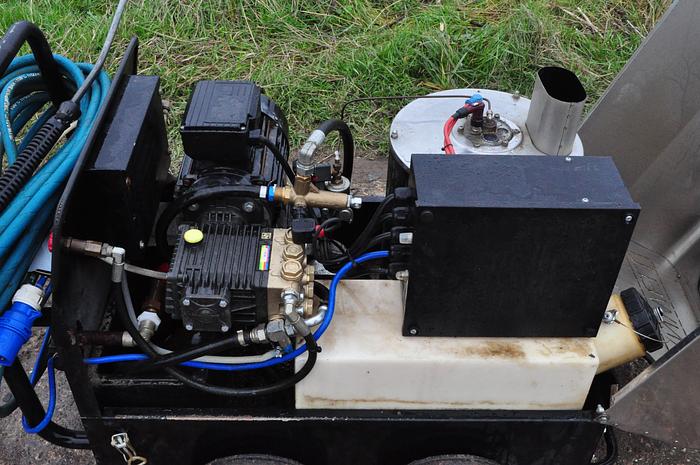 Used CLEANWELL 14-100 STEAM PRESSURE WASHER