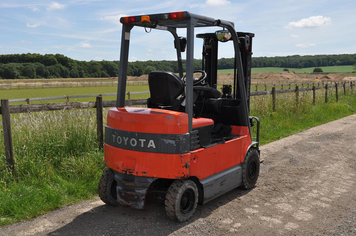 Used 2010 TOYOTA 7 FBMF 25