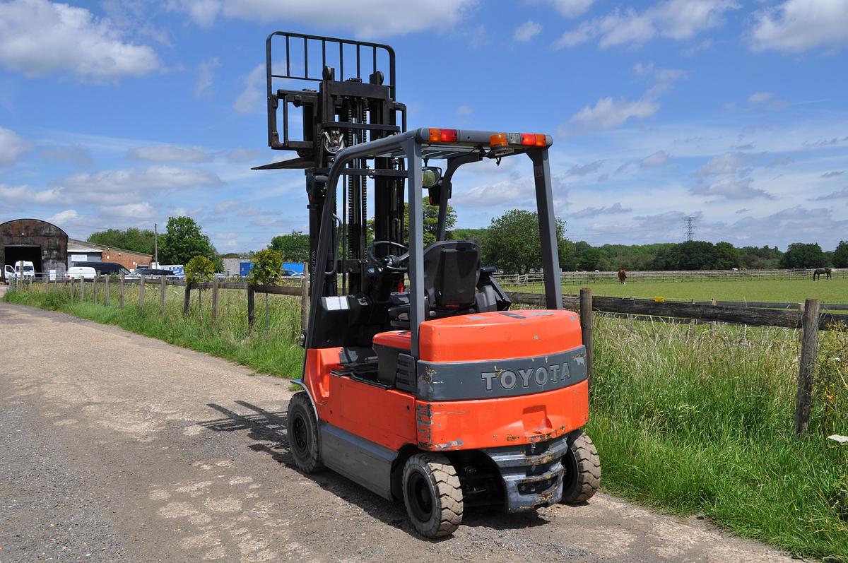 Used 2010 TOYOTA 7 FBMF 25
