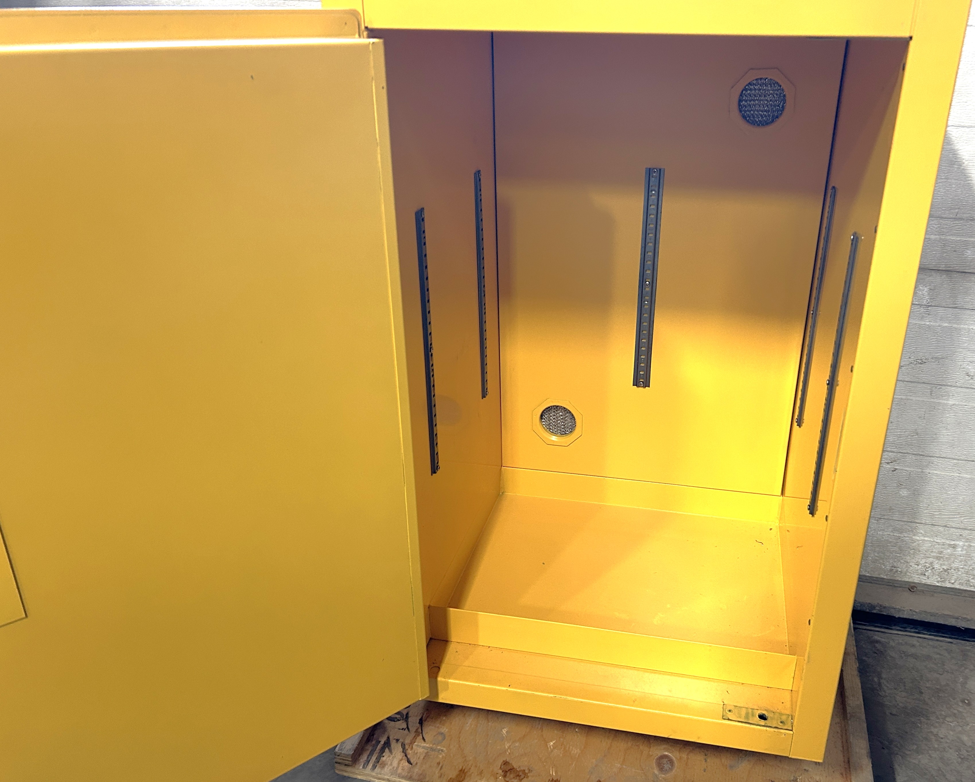 New Open Box Justrite Sure-Grip EX 890400 Countertop Flammable Storage Cabinet (4 Gallon)