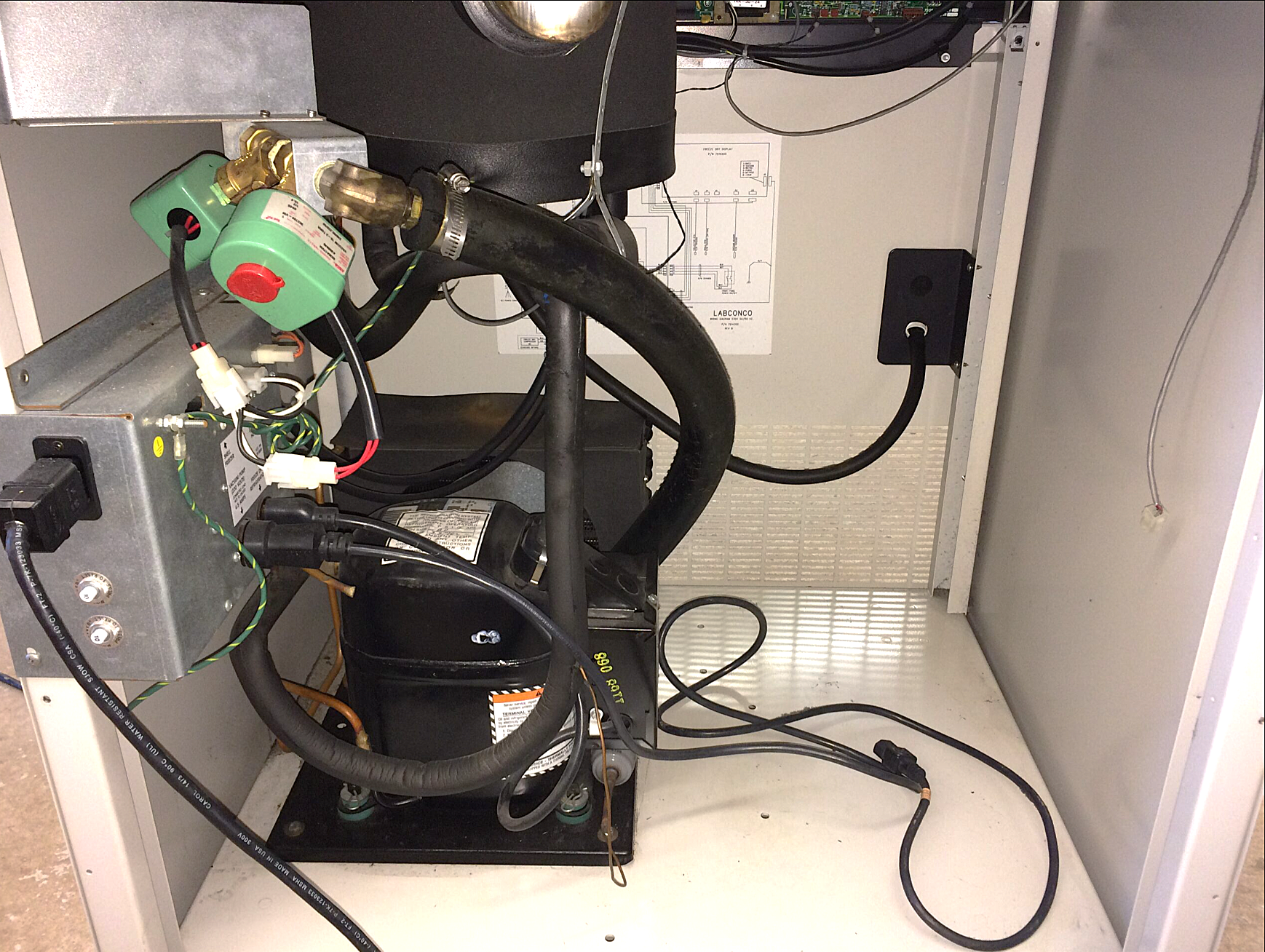 Used Labconco FreeZone 6 Floor-Model Freeze Dryer - Lyophilizer