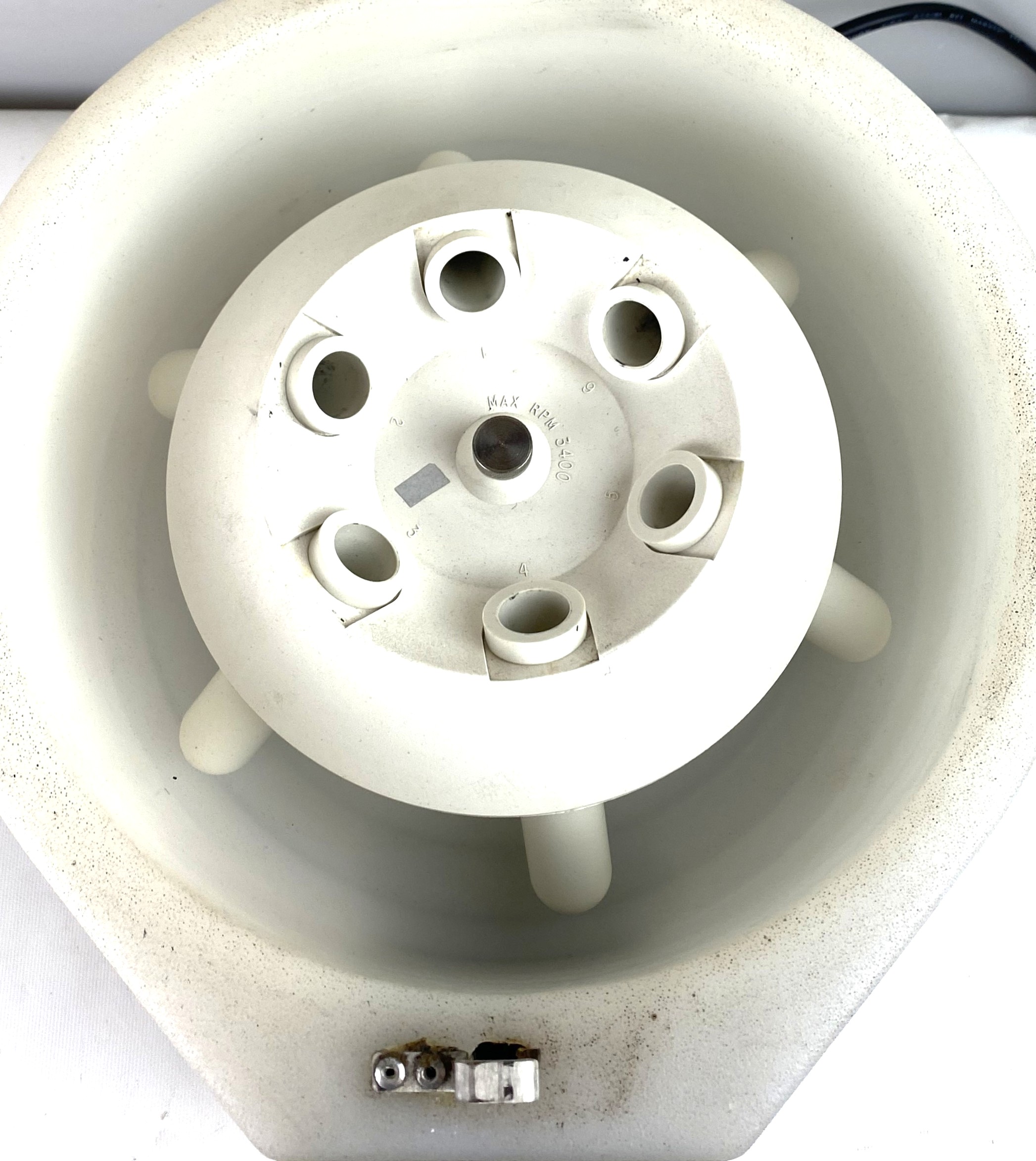 Used Fisher Centrific 228 Centrifuge with Fixed-Angle Rotor (6 x 15mL)